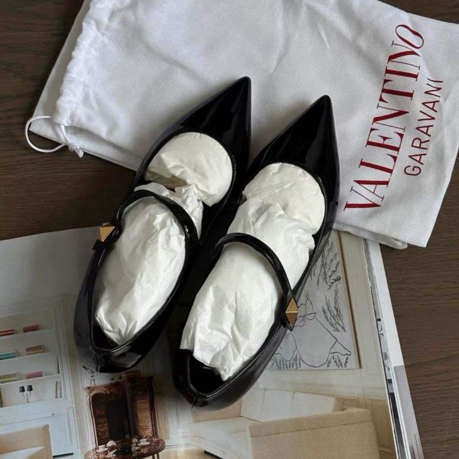valentino tiptoe黑色漆皮尖頭卯釘平底鞋 38號 全新配件塵袋-4