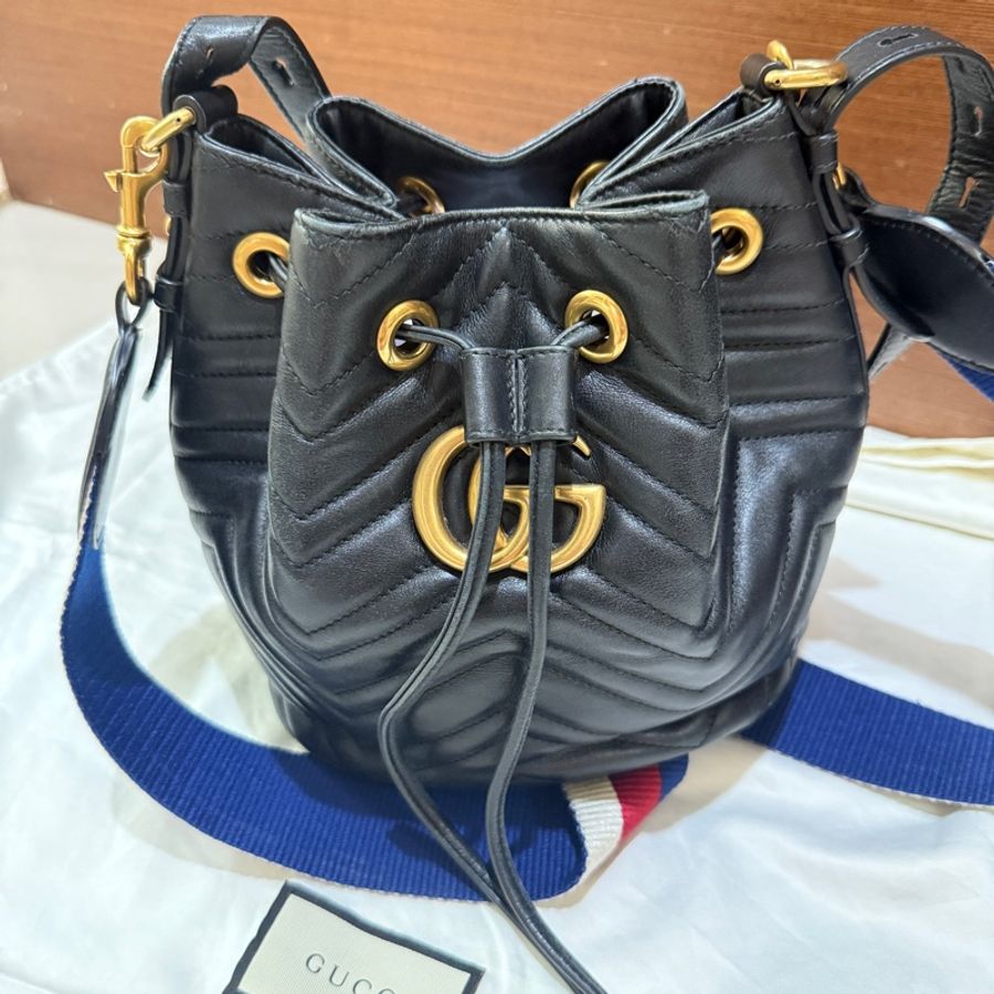 gucci marmont 古馳馬夢/馬蒙 水桶包/手提包/肩背包/側背包/斜背包 黑金抽繩/束口-3