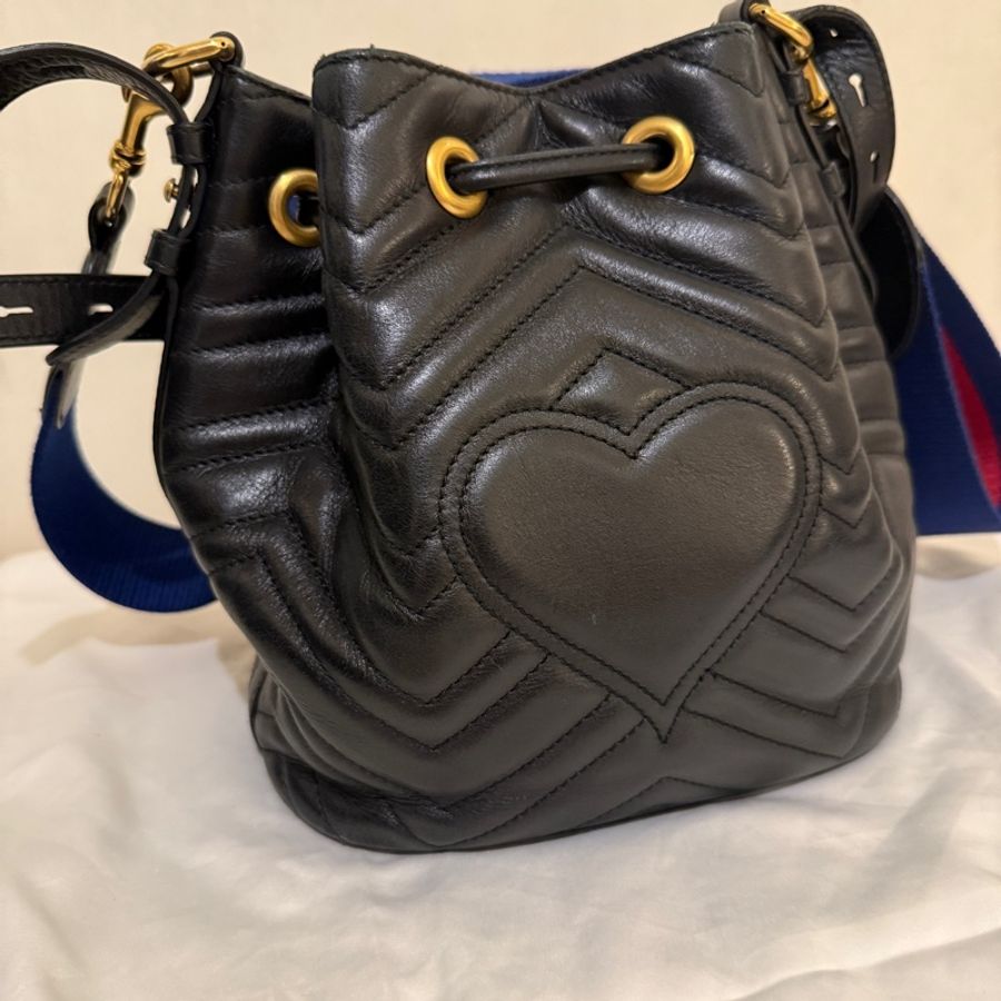 gucci marmont 古馳馬夢/馬蒙 水桶包/手提包/肩背包/側背包/斜背包 黑金抽繩/束口-11