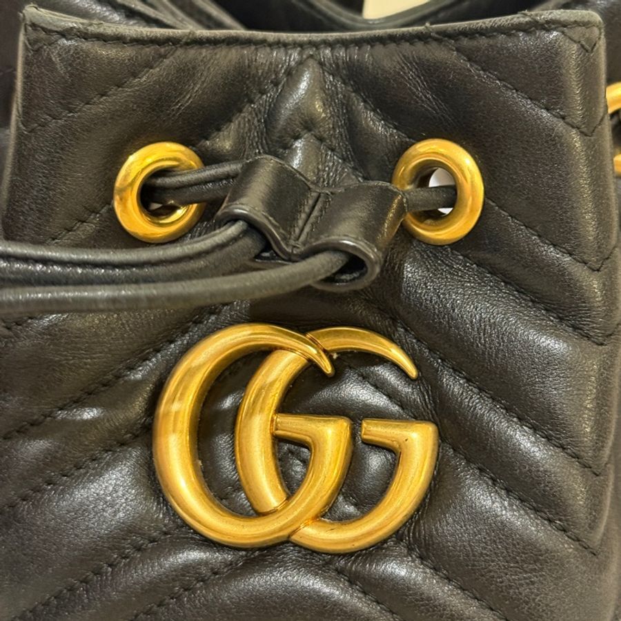 gucci marmont 古馳馬夢/馬蒙 水桶包/手提包/肩背包/側背包/斜背包 黑金抽繩/束口-28