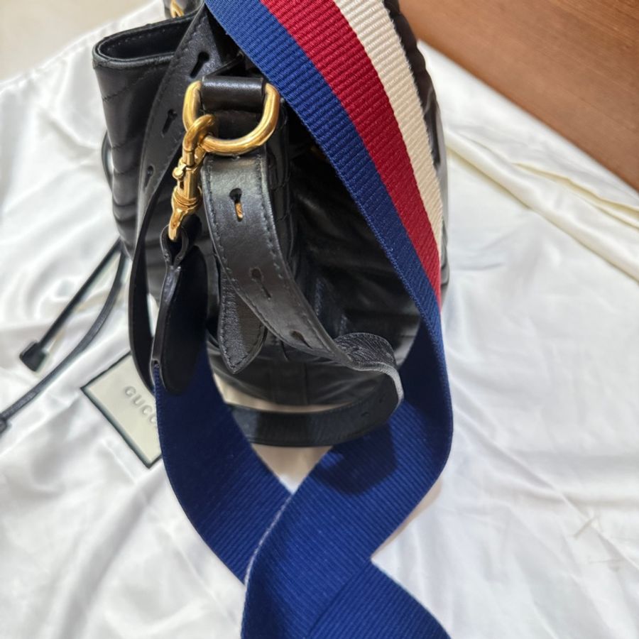 gucci marmont 古馳馬夢/馬蒙 水桶包/手提包/肩背包/側背包/斜背包 黑金抽繩/束口-37