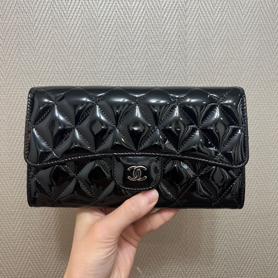 Chanel 黑漆皮銀釦三折長夾A31506-0