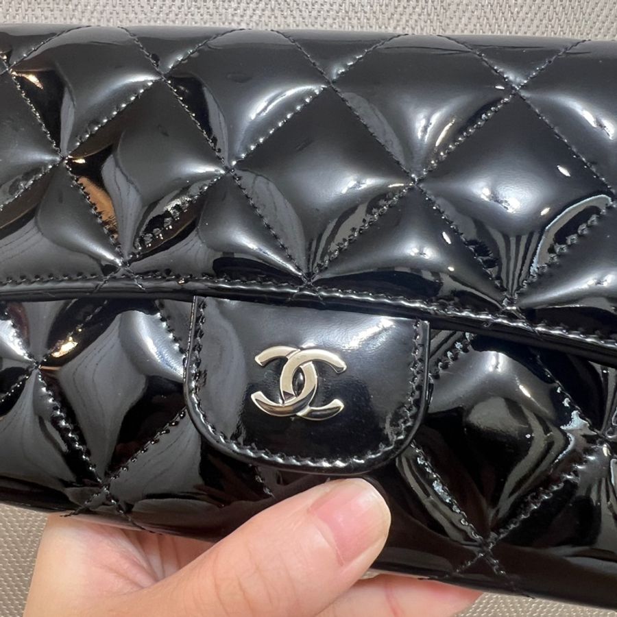 Chanel 黑漆皮銀釦三折長夾A31506-1