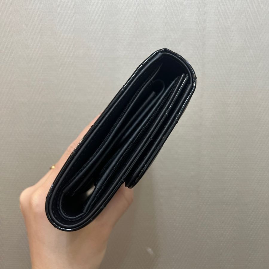 Chanel 黑漆皮銀釦三折長夾A31506-3