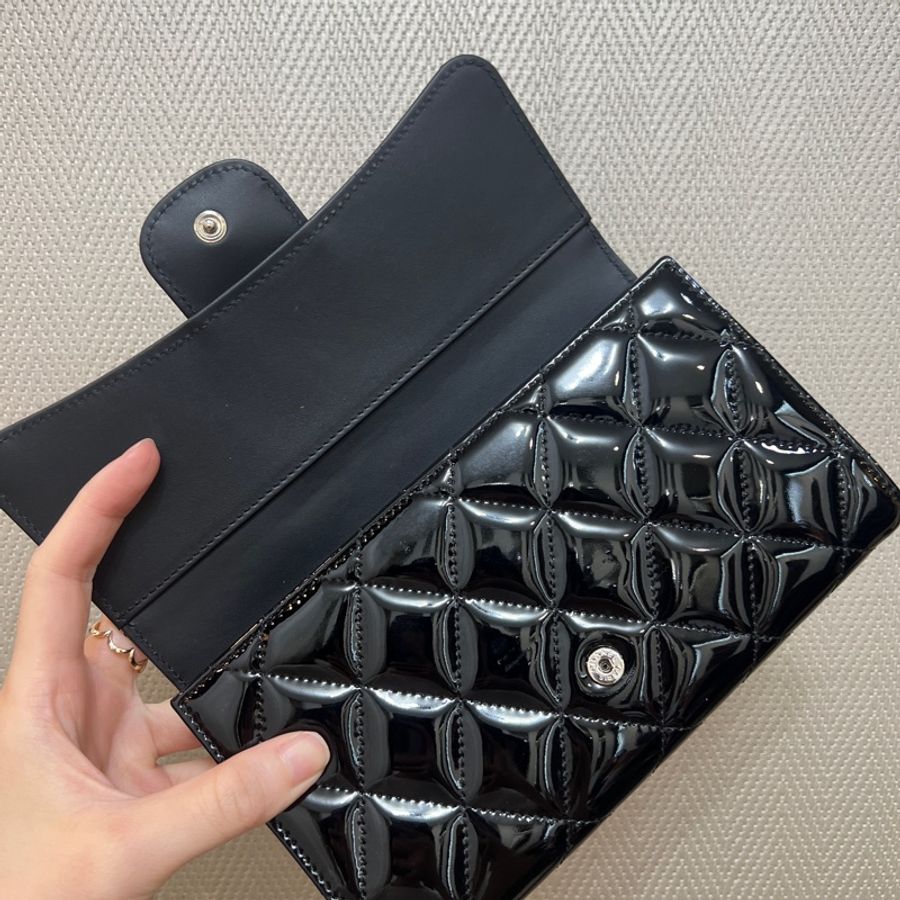 Chanel 黑漆皮銀釦三折長夾A31506-8
