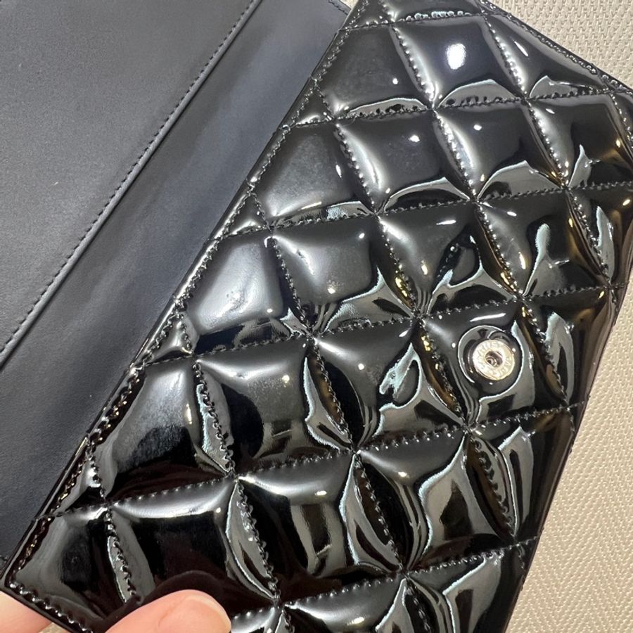 Chanel 黑漆皮銀釦三折長夾A31506-9