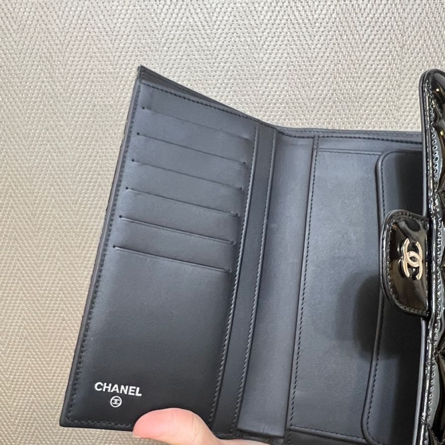 Chanel 黑漆皮銀釦三折長夾A31506-10