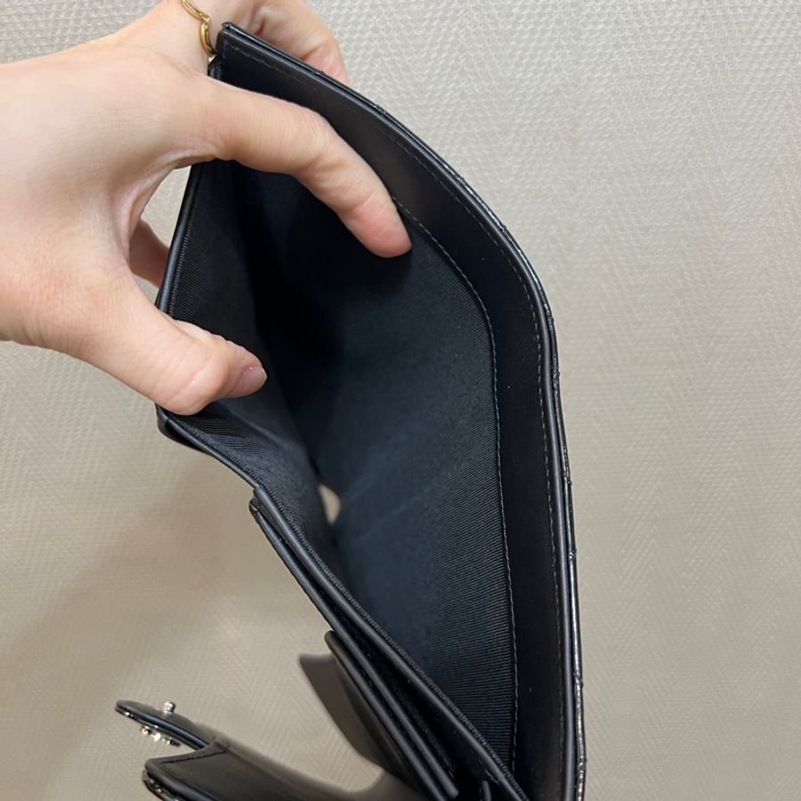 Chanel 黑漆皮銀釦三折長夾A31506-13