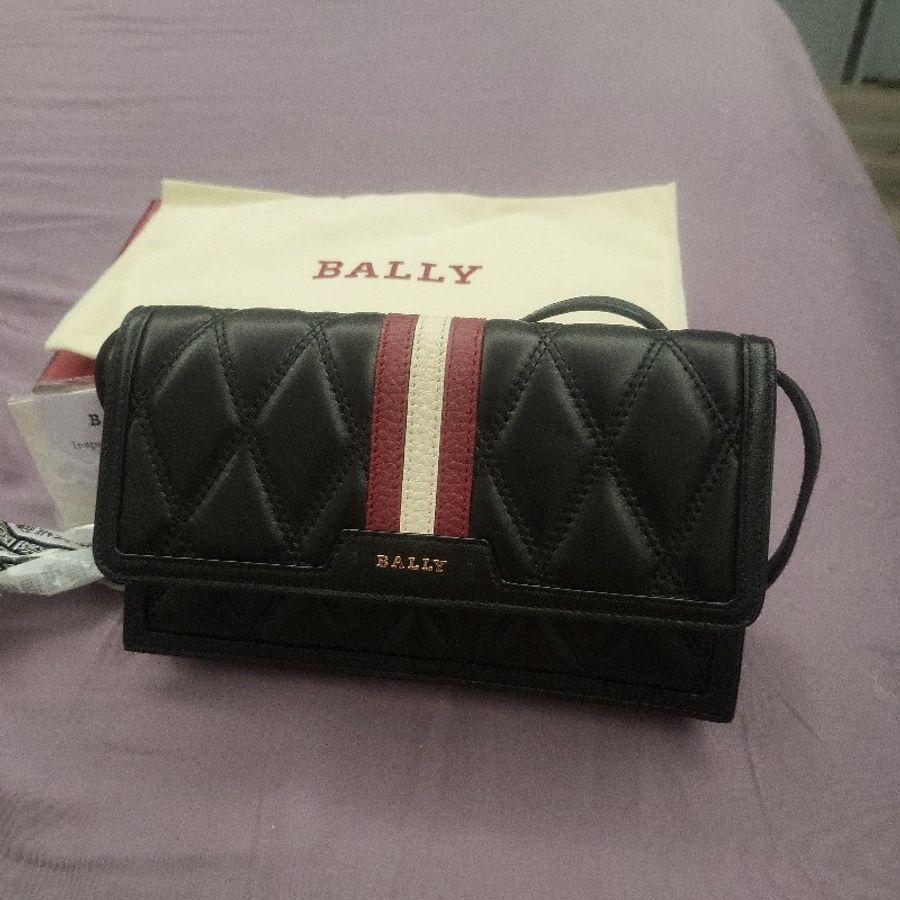 全新 BALLY Dafford 金屬LOGO紅白紅條紋設計搭菱格紋小羊皮釦式肩背斜背長夾(黑)-9