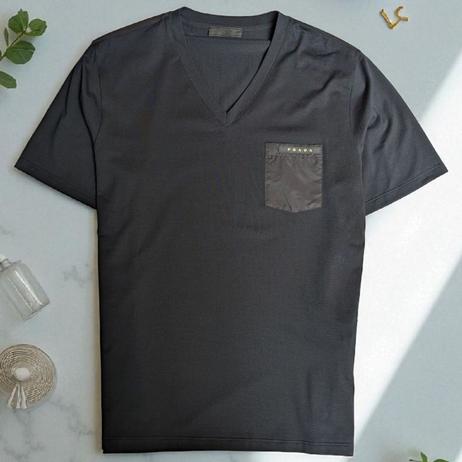 莉亞精品♡Prada V領口袋T恤 XL-0