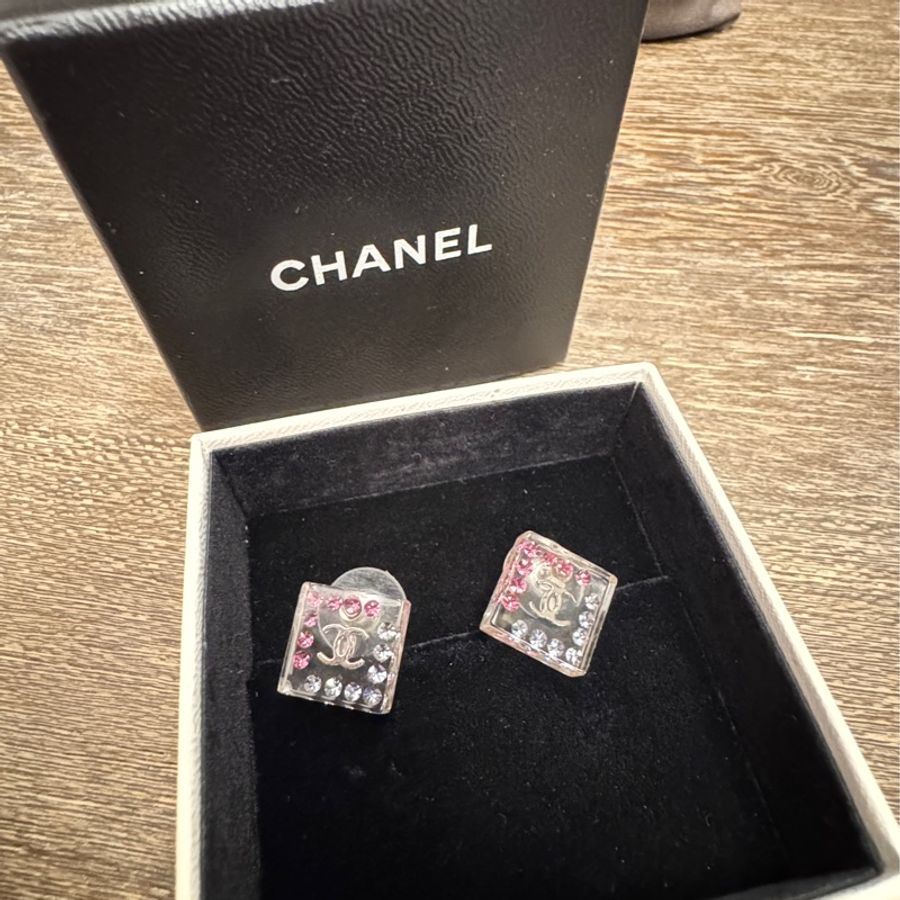 近全新Chanel 方形彩色水鑽壓克力耳環-1