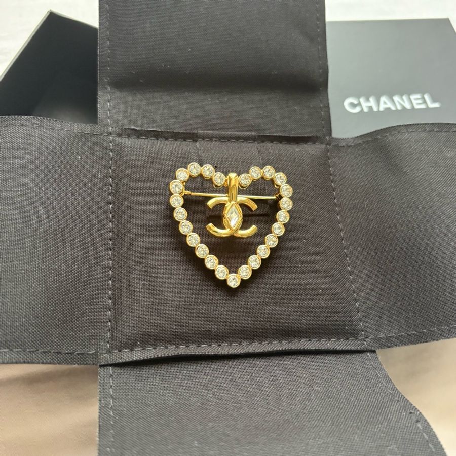 Chanel 2023 縷空愛心水鑽胸針-0