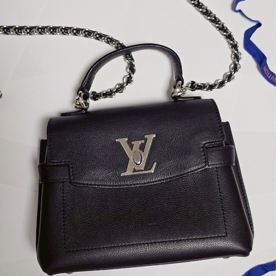 LV 經典LockMe Ever Mini系列經典銀扣粒面小牛皮手提/斜背包(黑)-6
