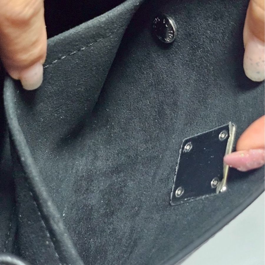 LV 經典LockMe Ever Mini系列經典銀扣粒面小牛皮手提/斜背包(黑)-17