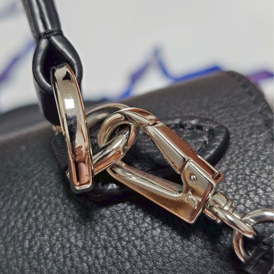 LV 經典LockMe Ever Mini系列經典銀扣粒面小牛皮手提/斜背包(黑)-24