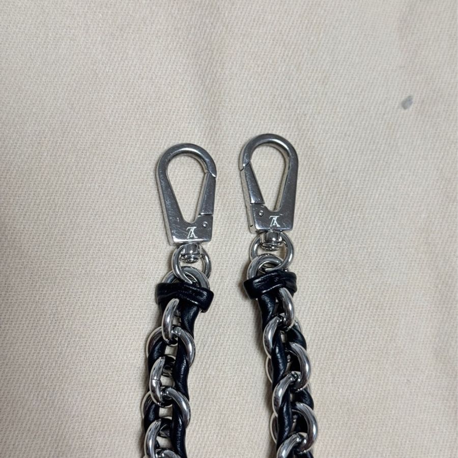 LV 經典LockMe Ever Mini系列經典銀扣粒面小牛皮手提/斜背包(黑)-35