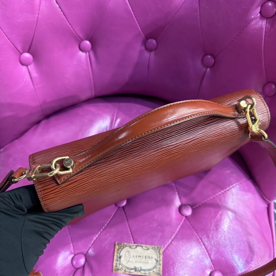 LV EPI 咖色信封包郵差包/王吉娜古董精品-3