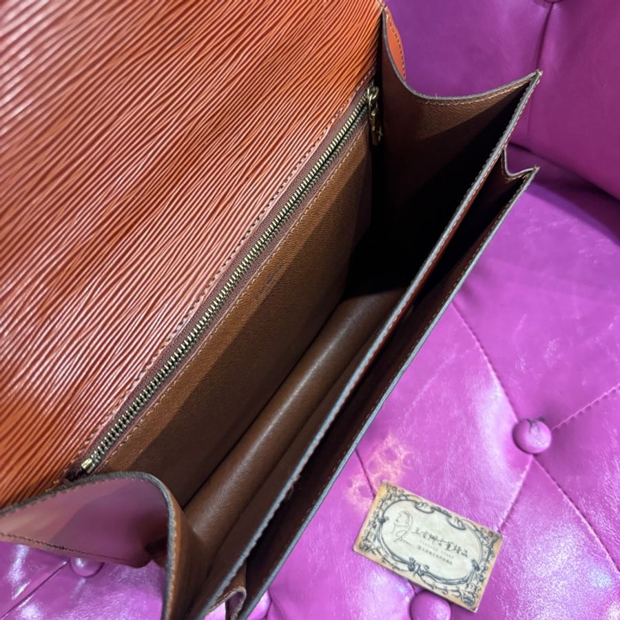 LV EPI 咖色信封包郵差包/王吉娜古董精品-7