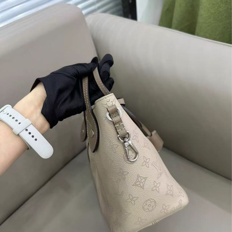 LV Hina系列大象灰月光女神肩背斜背包 32*15.5*30 99新配件塵袋-4
