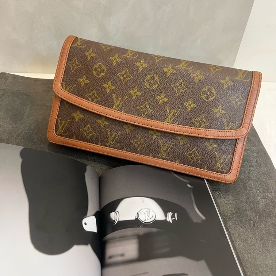 Lv 紅皮信封手拿包-1