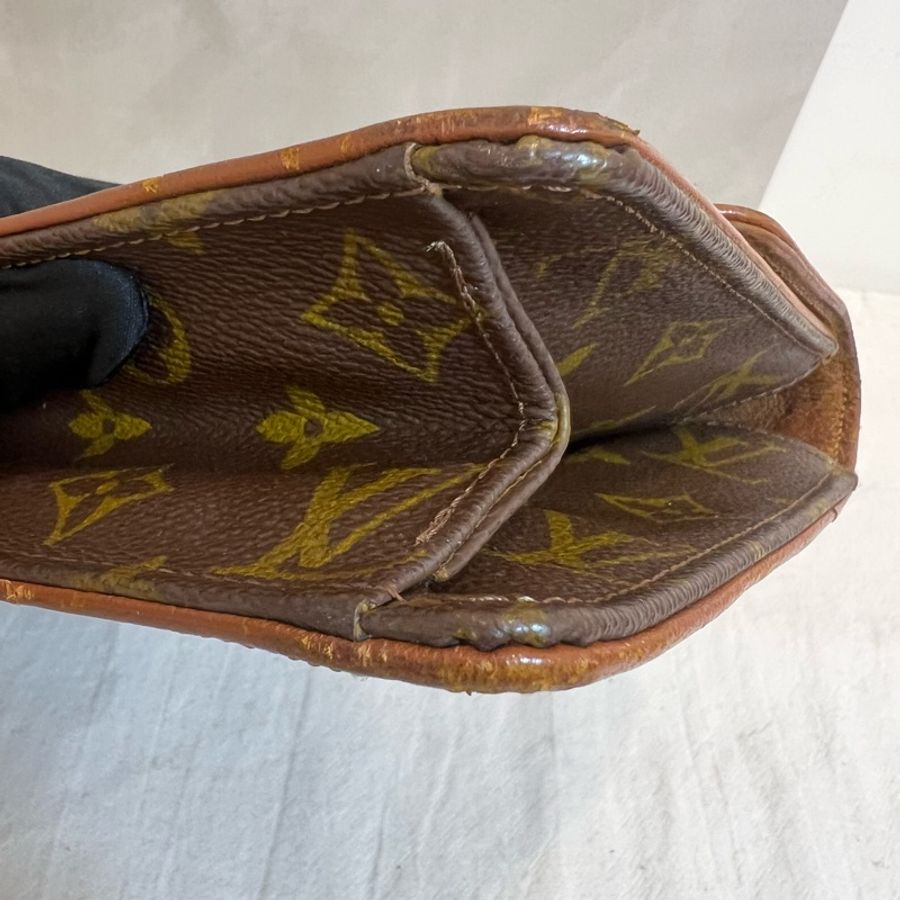 Lv 紅皮信封手拿包-9