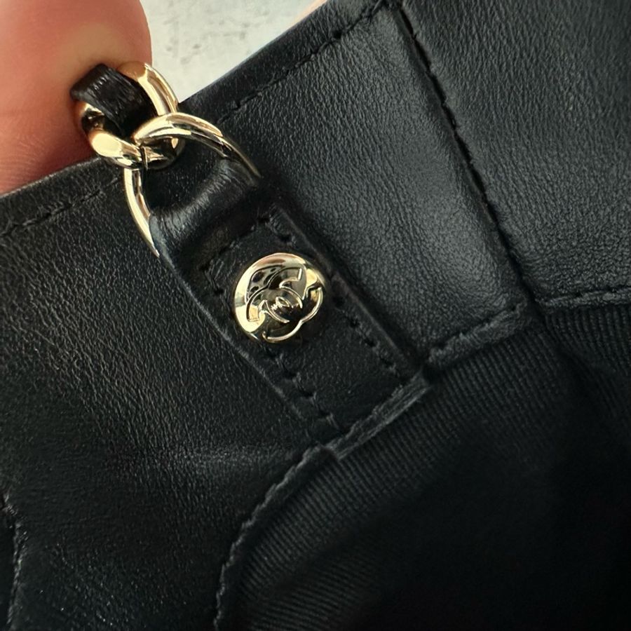 Chanel Ap3656 黑皮銀釦斜背包 nano 31 bag-24