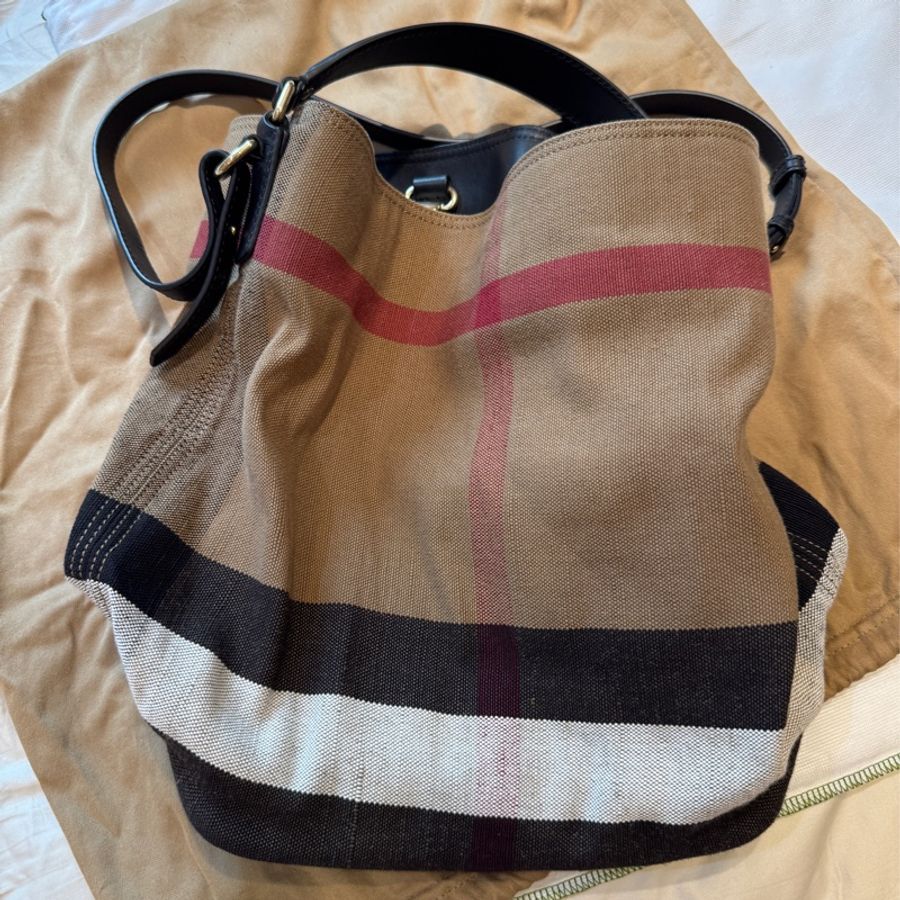 Burberry經典格紋帆布水桶包-5