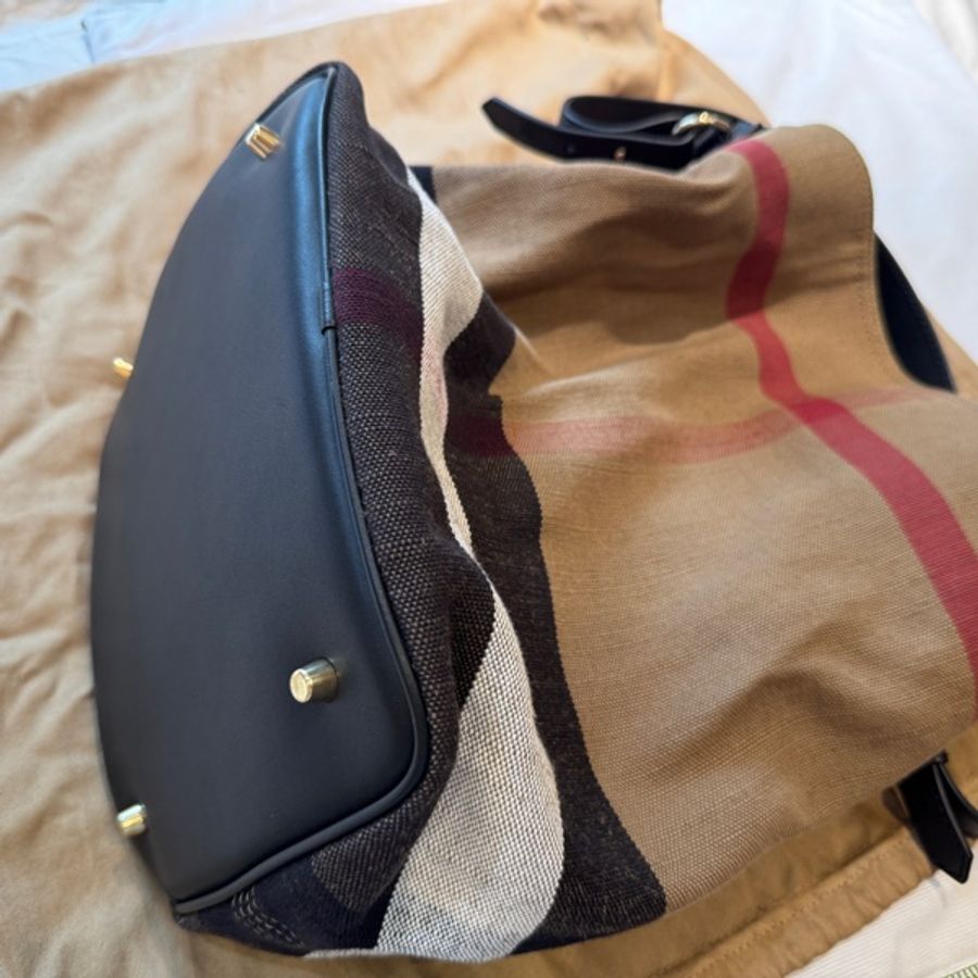 Burberry經典格紋帆布水桶包-6