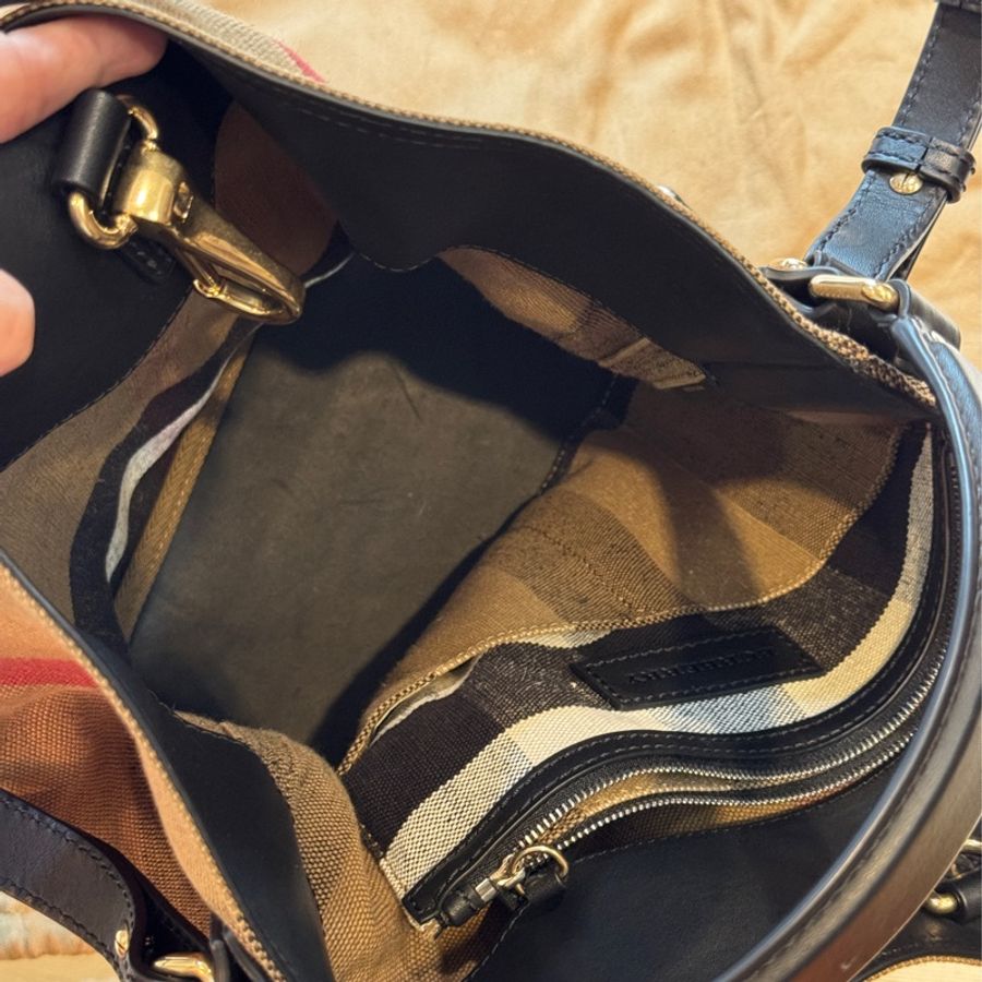 Burberry經典格紋帆布水桶包-8