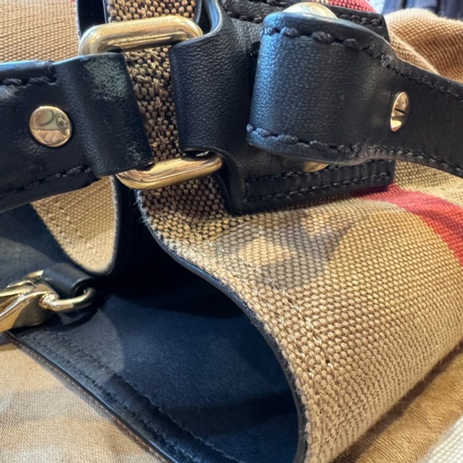 Burberry經典格紋帆布水桶包-10