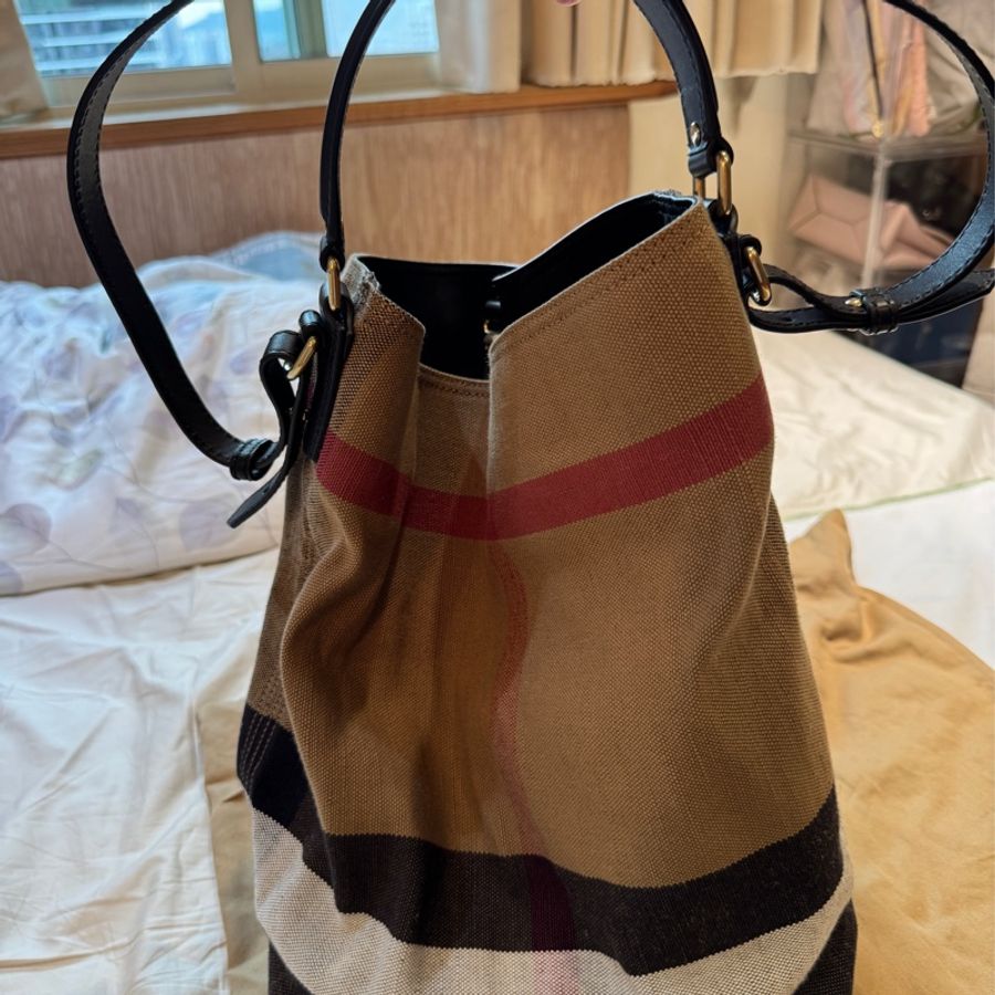 Burberry經典格紋帆布水桶包-0