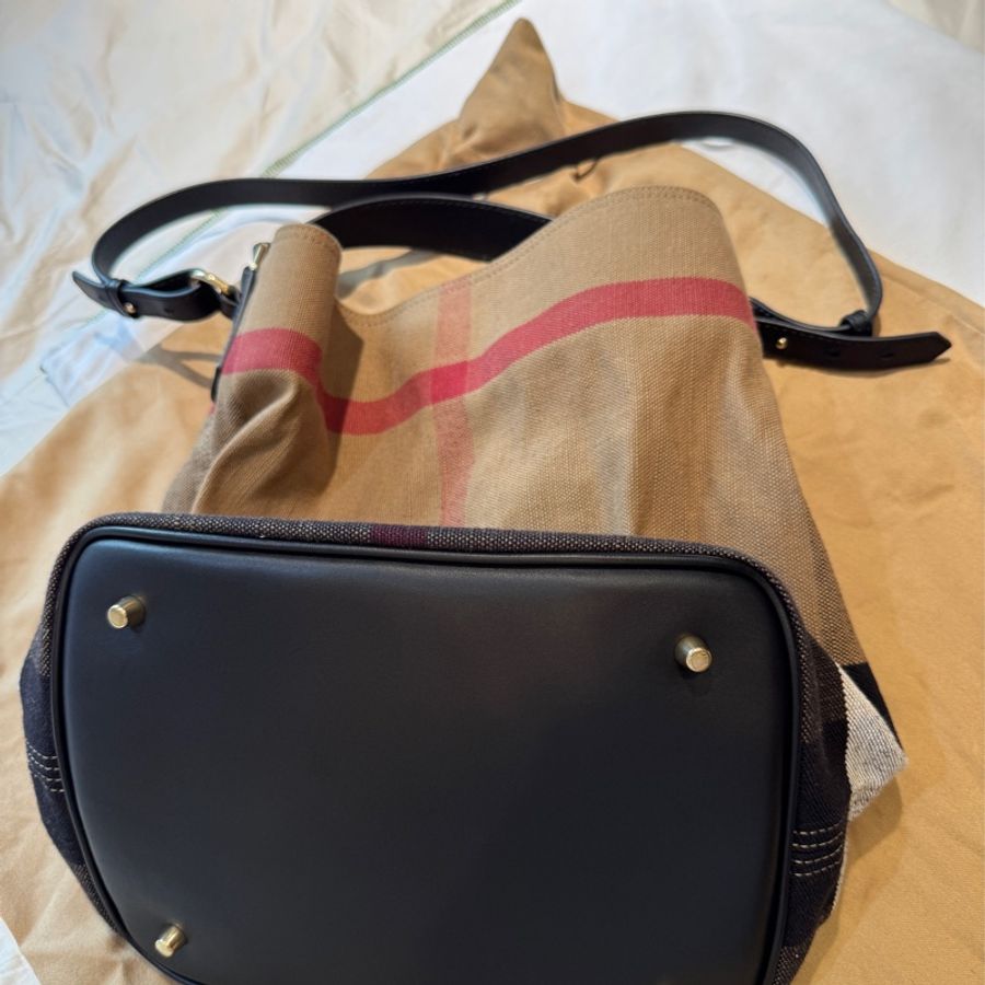 Burberry經典格紋帆布水桶包-1