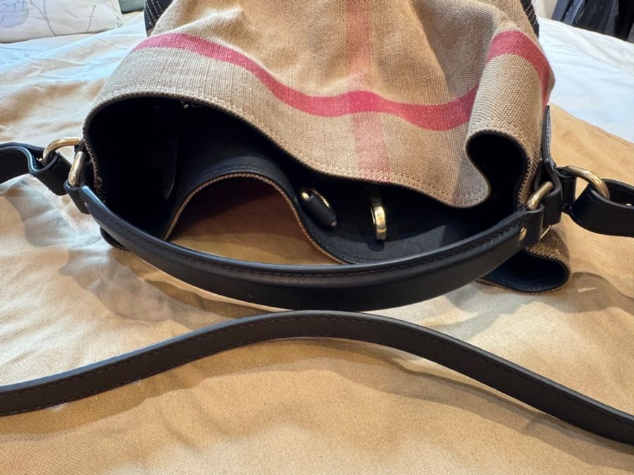 Burberry經典格紋帆布水桶包-3