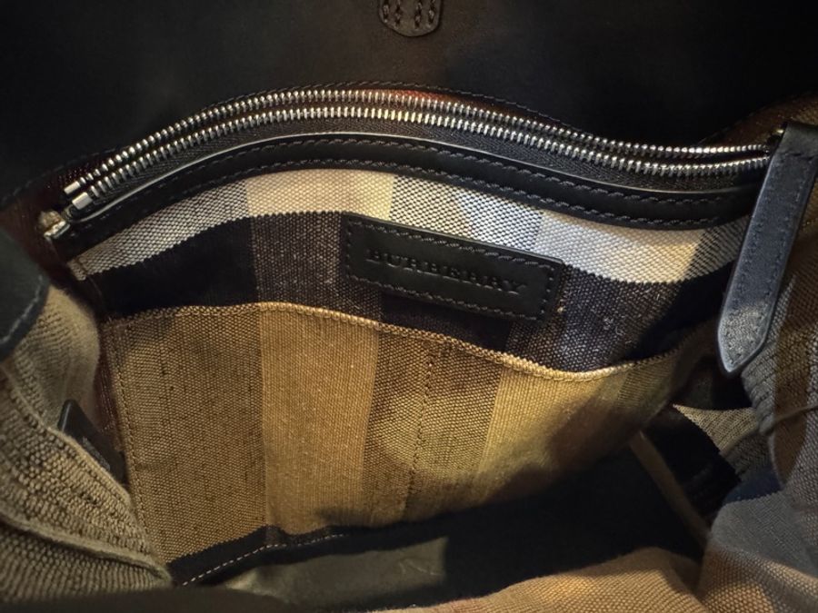 Burberry經典格紋帆布水桶包-4