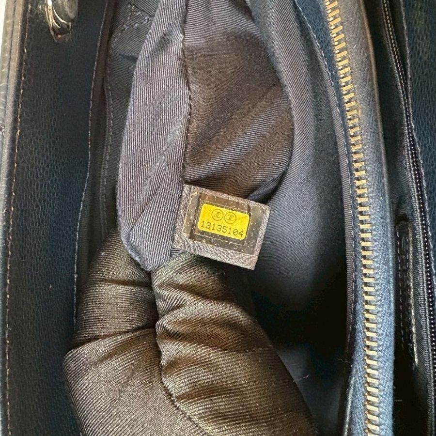 Chanel 銀鍊深藍荔枝皮購物包 GST-19