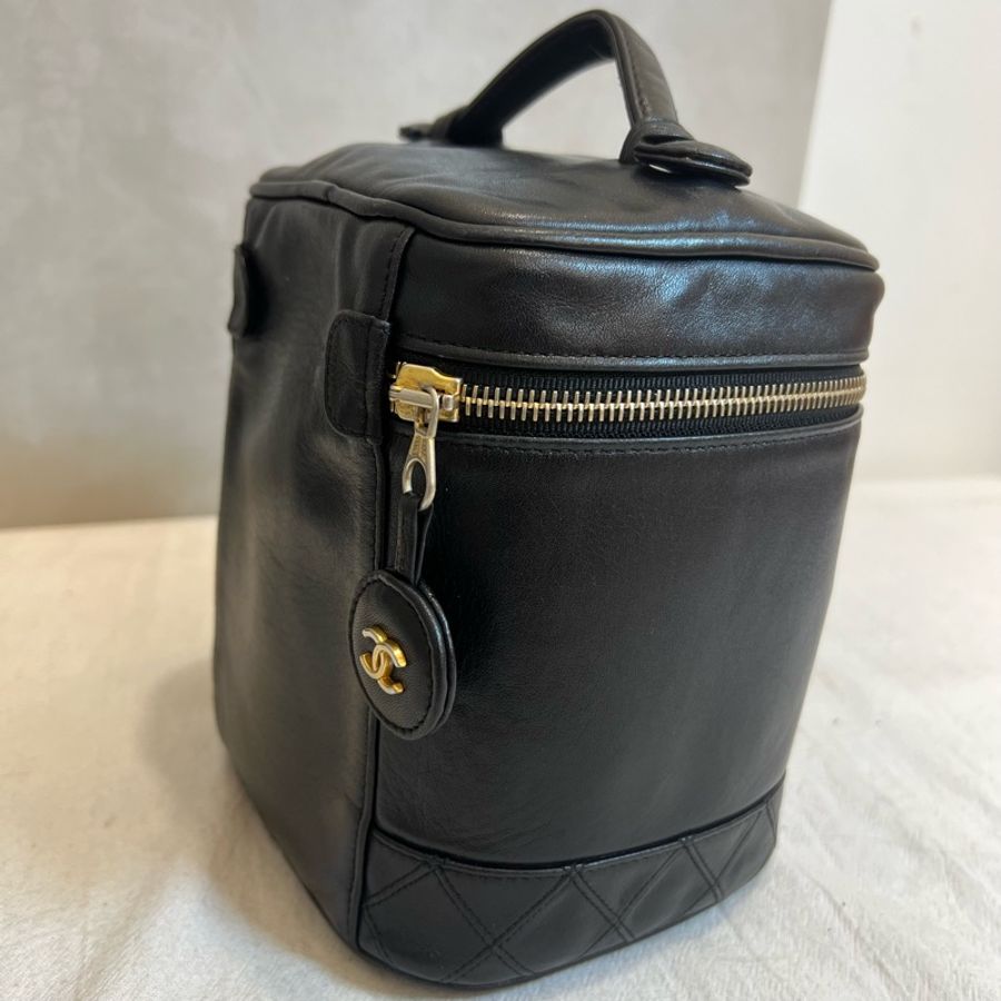 CHANEL 經典款化妝箱包-9