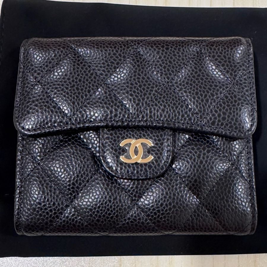 Chanel 香奈兒經典荔枝牛皮黑金三折短夾(用iphone15pro原相機拍的,無濾鏡,照片比實際上還暗了一點,本體比較亮一點🌟)-6