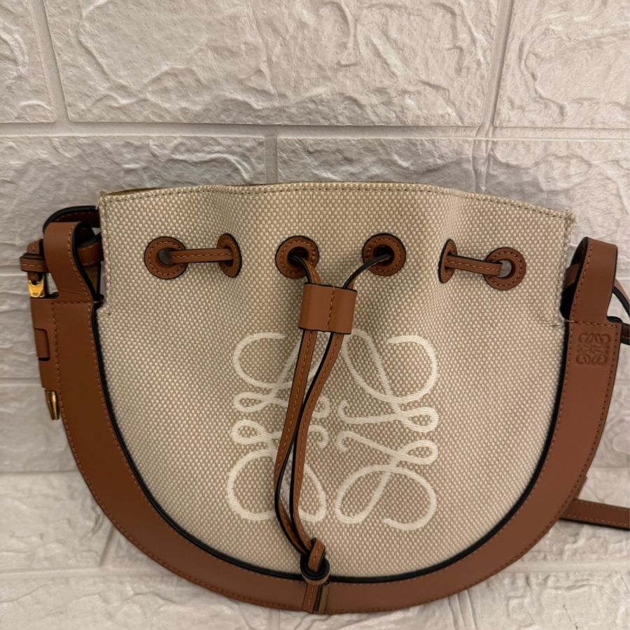 LOEWE白logo白布面咖邊半圓斜背包-1