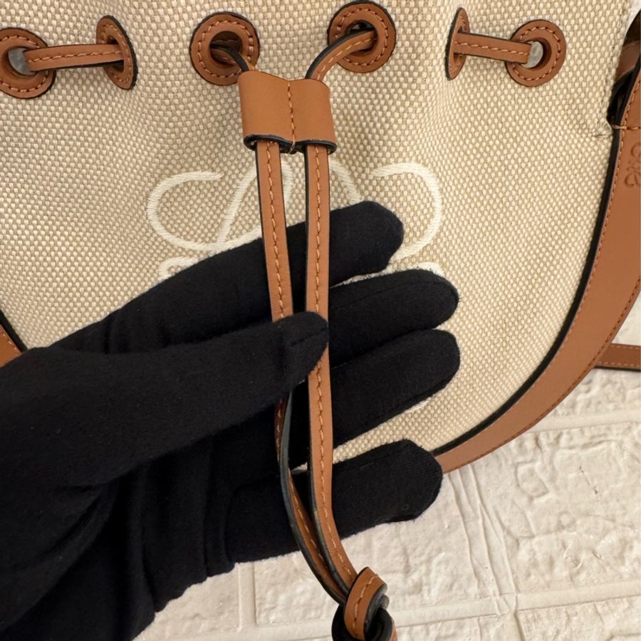 LOEWE白logo白布面咖邊半圓斜背包-2