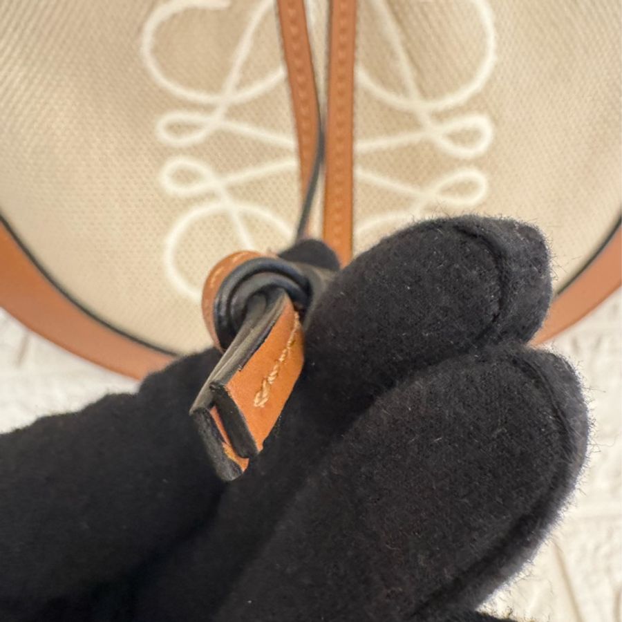 LOEWE白logo白布面咖邊半圓斜背包-3