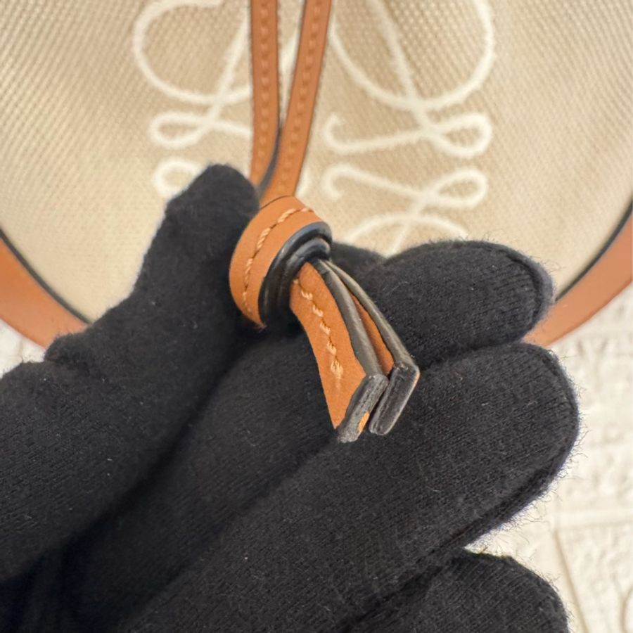 LOEWE白logo白布面咖邊半圓斜背包-4