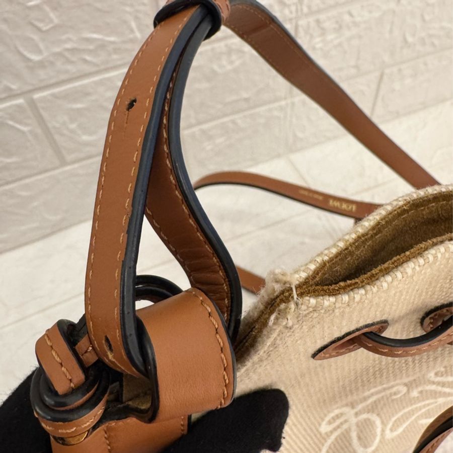 LOEWE白logo白布面咖邊半圓斜背包-14