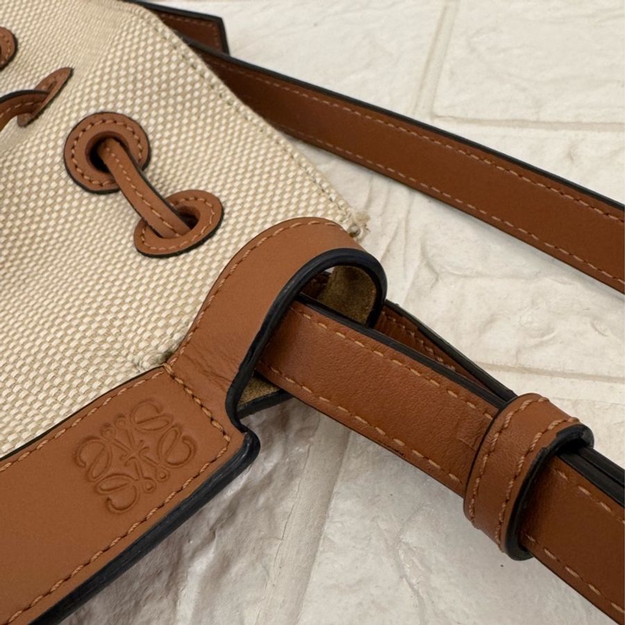 LOEWE白logo白布面咖邊半圓斜背包-26