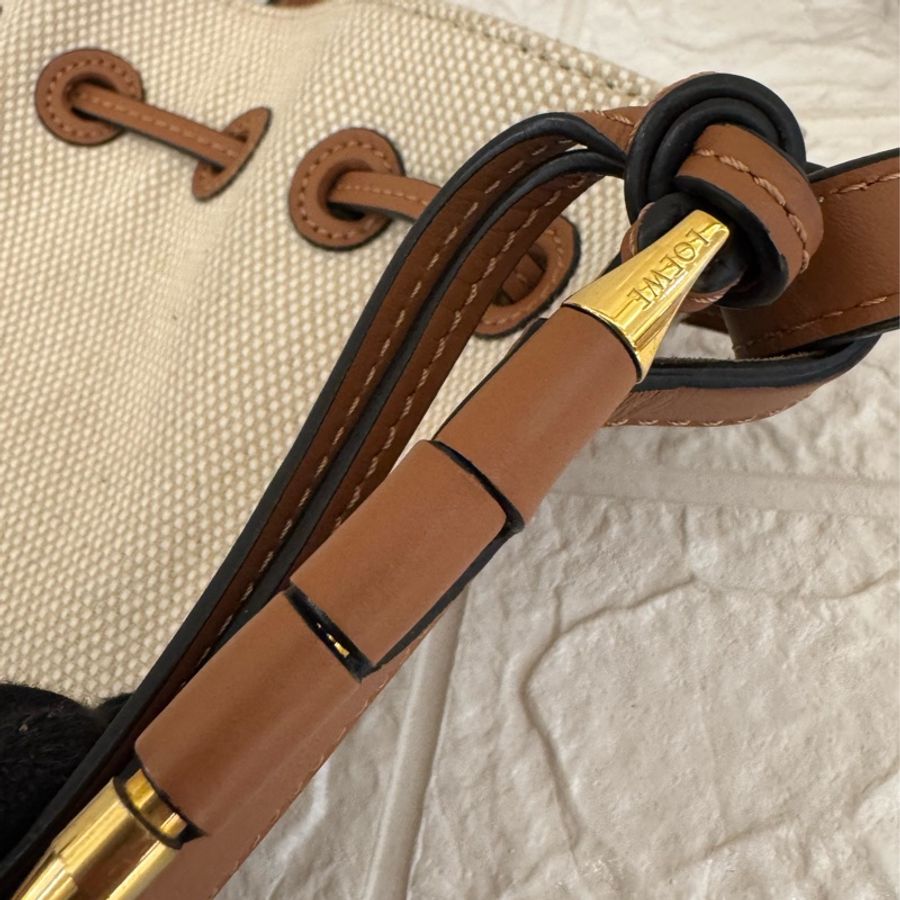 LOEWE白logo白布面咖邊半圓斜背包-31