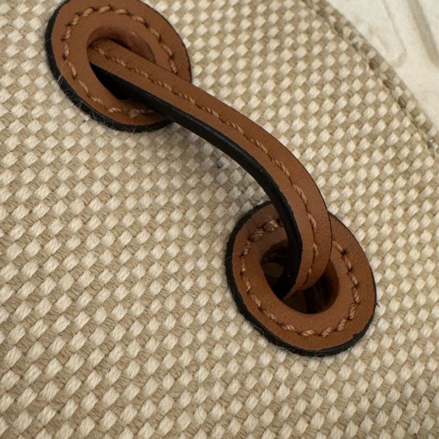 LOEWE白logo白布面咖邊半圓斜背包-41