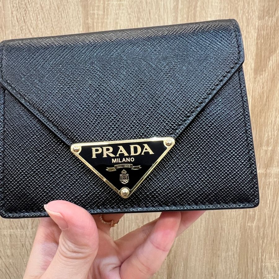 Prada 黑防刮牛皮下蓋斜背包-1