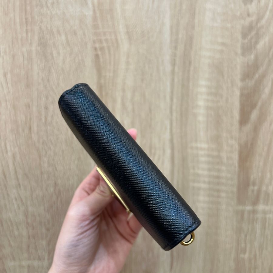 Prada 黑防刮牛皮下蓋斜背包-4