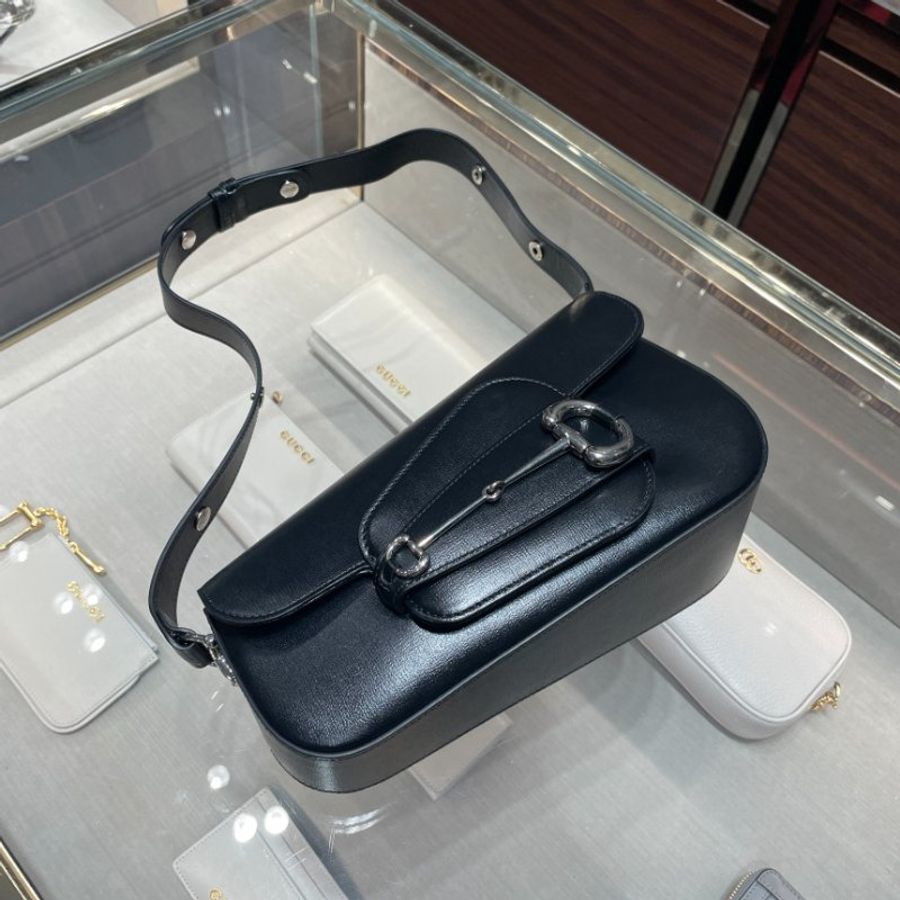 🎁夏季折扣倒數🎁Gucci 764155 Horsebit 1955 皮革斜角肩背包 黑色-1