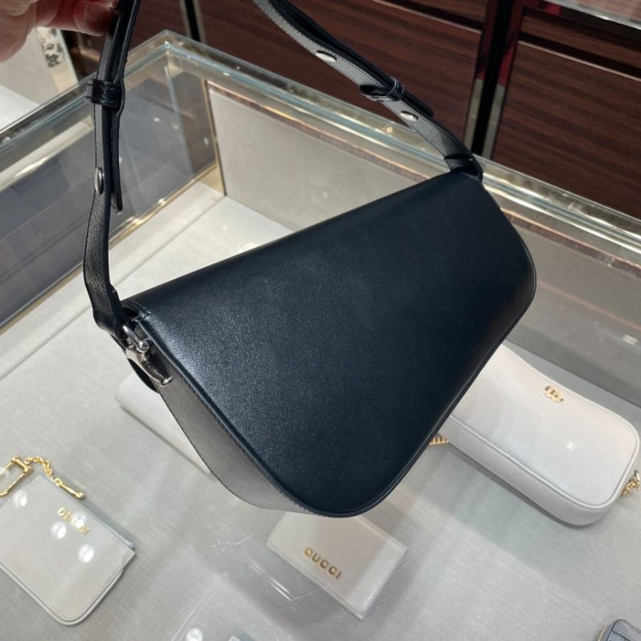 🎁夏季折扣倒數🎁Gucci 764155 Horsebit 1955 皮革斜角肩背包 黑色-6