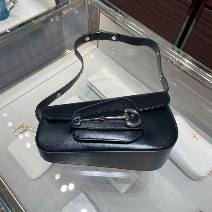 🎁夏季折扣倒數🎁Gucci 764155 Horsebit 1955 皮革斜角肩背包 黑色-9